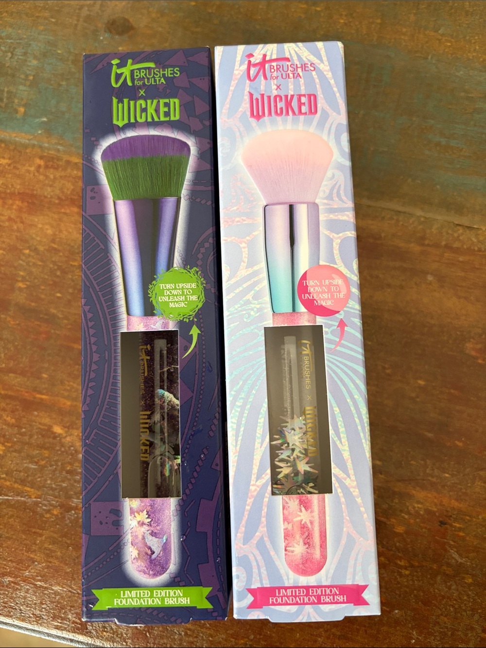 it cosmetics Wicked Limited Edition Dual-Color Foundation Brushes - Green & Pink